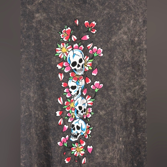 Ed Hardy Born Free Floral Skull Knot Side Tie Shirt L - Picture 3 of 4